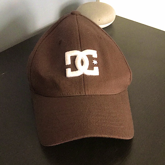 brown DC hat The size is S-M With a bent brim - Picture 1 of 3